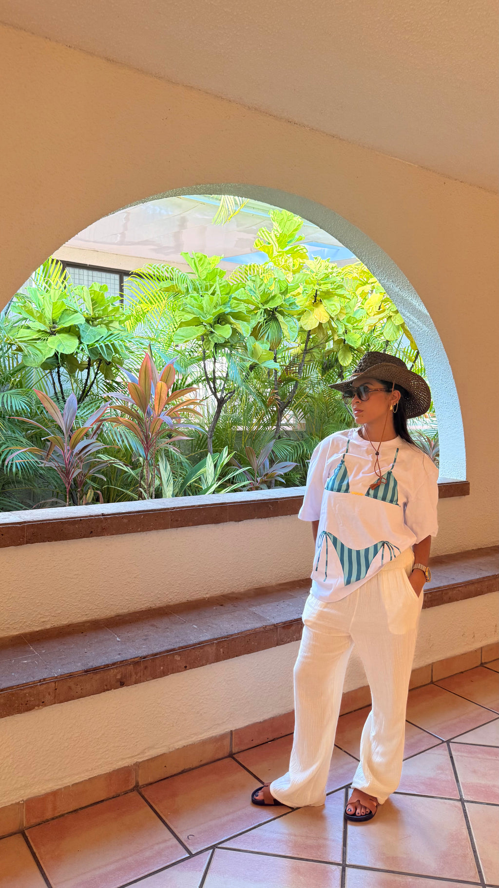 modelo en hotel y su camisa de salida de baño