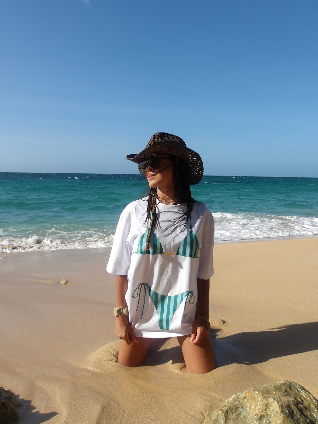 mujer con gorro de playa 