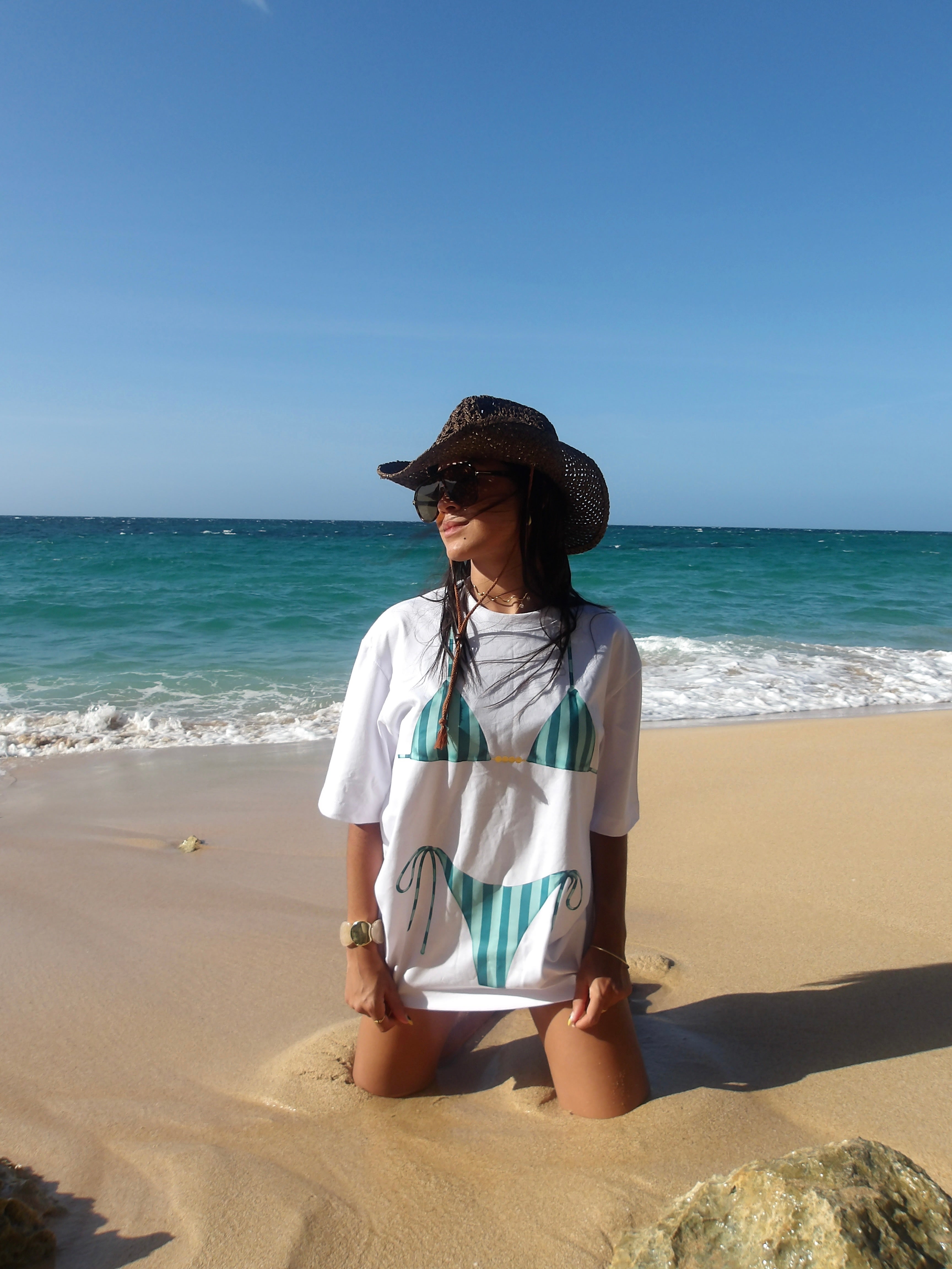 mujer con gorro de playa 