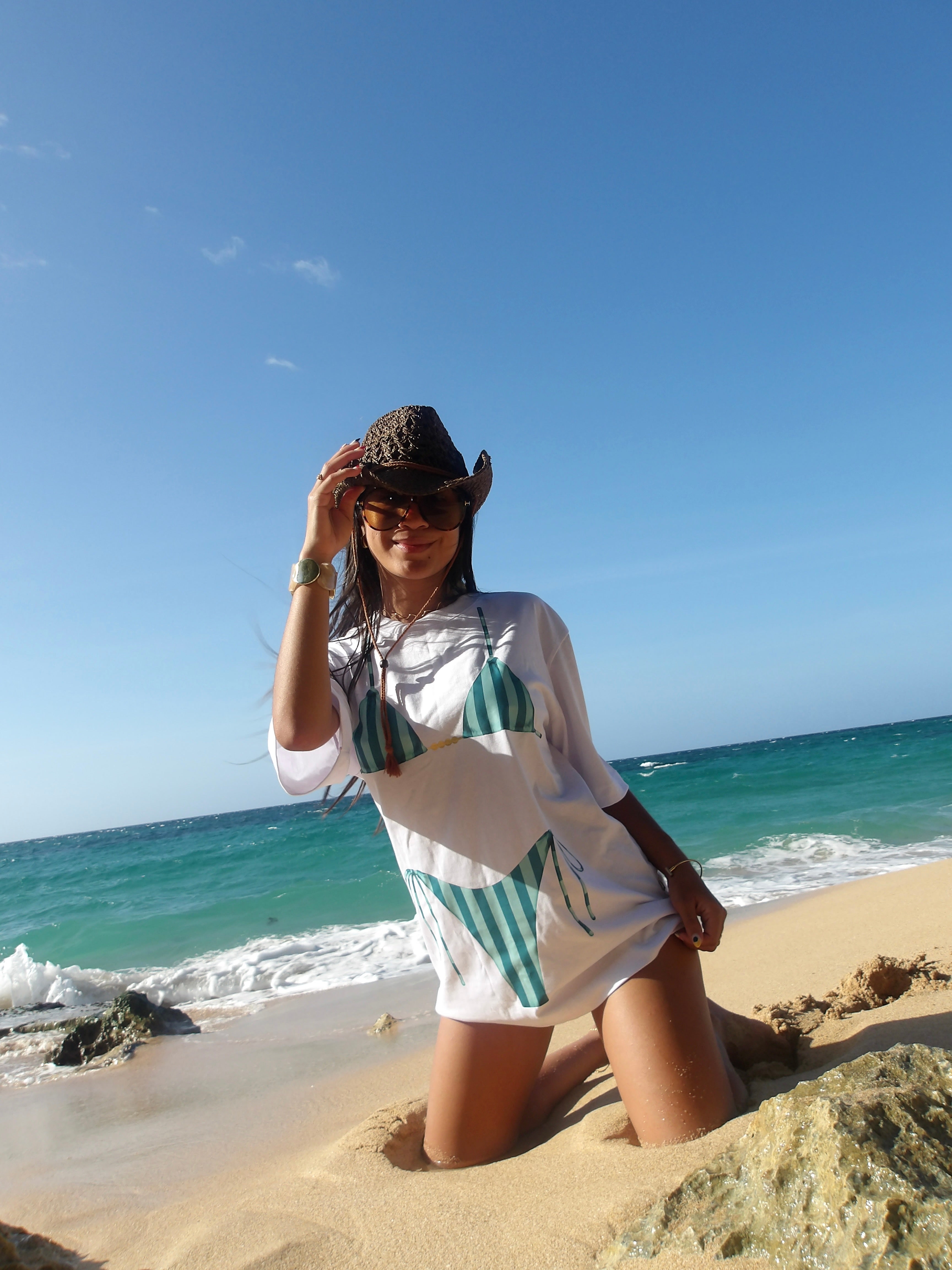 Oversized Bikini T-Shirt Dress blanca para mujer con diseño de bikini turquesa, ideal como beach cover up para playa, piscina y vacaciones.