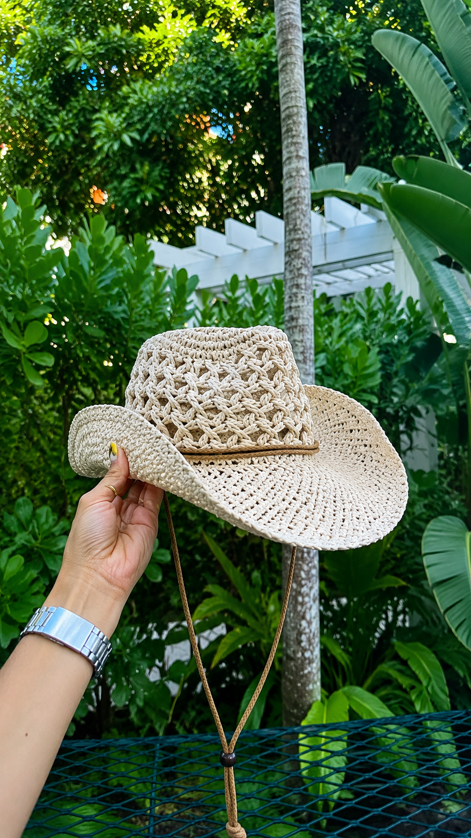 Sombrero ajustable color bone white para mujer, accesorio versátil y atemporal de CYOS.